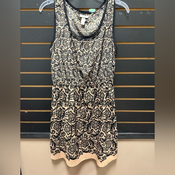 Elegant Black and Cream Sleeveless Dress - Picture 1 of 3